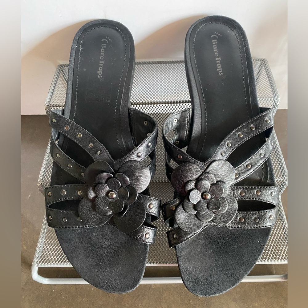 Bare Traps 10 Sandals Black Leather Upper Flower Slip On Shoes Baretraps
